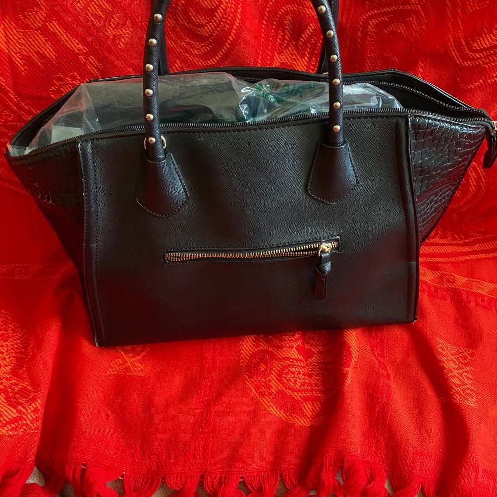 ALDO LIGHTLY USED BLACK HANDBAG WITH GOLD STUDS ON THE HANDLES